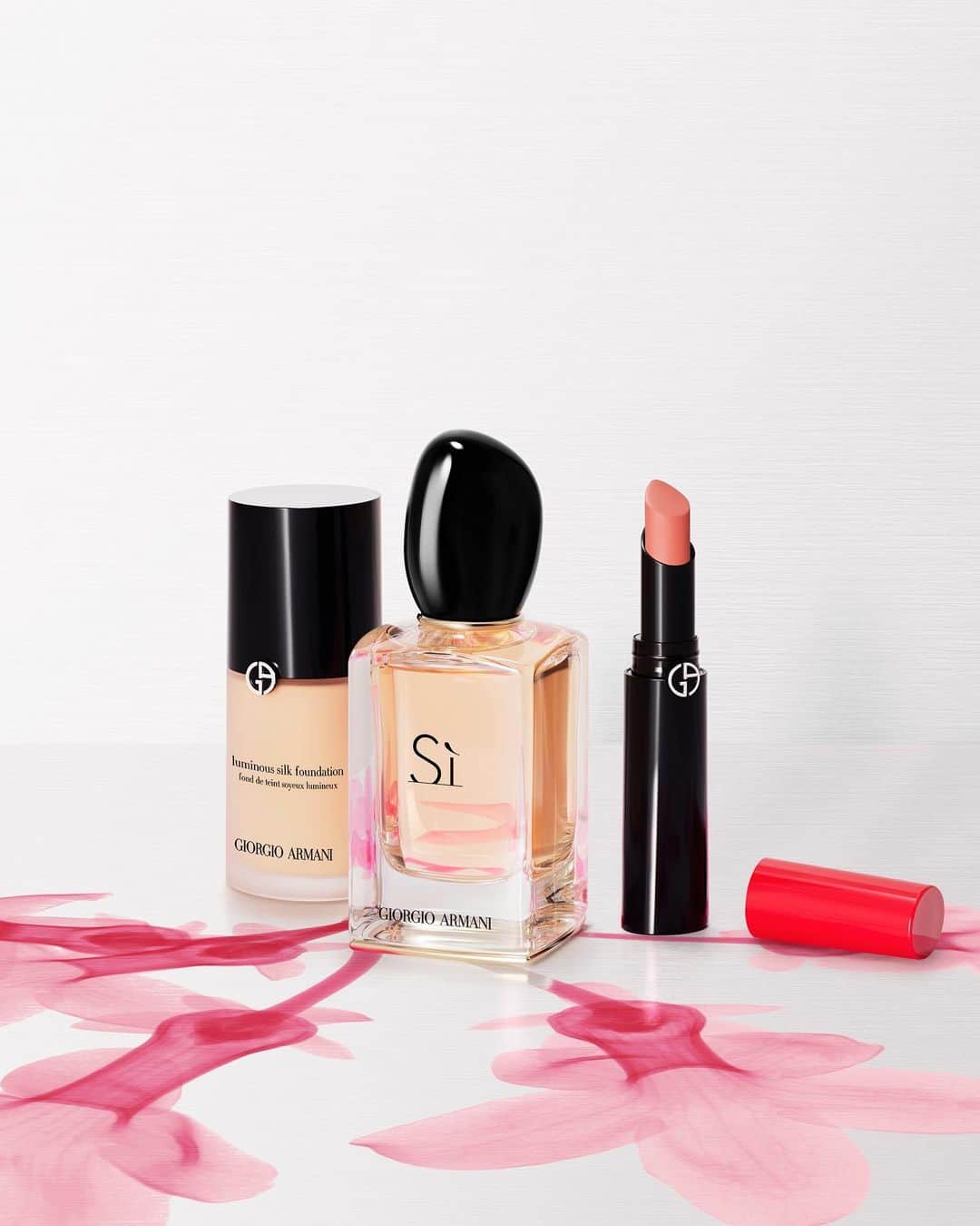 Armani Beautyさんのインスタグラム写真 - (Armani BeautyInstagram)「SÌ to love. This Mother’s Day, treat her with the perfect beauty routine: the sophisticated scent of SÌ, plus LIP POWER and LUMINOUS SILK FOUNDATION, for a gift as special as she is.   #Armanibeauty #LuminousSilk #ArmaniLipPower #SI #ArmaniGift #MothersDay」5月13日 1時01分 - armanibeauty