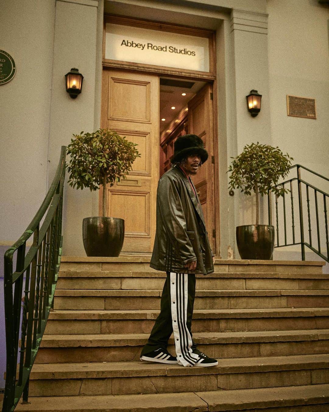 adidas UKさんのインスタグラム写真 - (adidas UKInstagram)「Studio Two filled with Originals.  A two-day workshop and live music experience in partnership with @colorsxstudios   @berwynberwynberwyn @steamdown and @demig0sh at @abbeyroadstudios the home of Originals.  #ClubOriginals 🪩」5月13日 1時02分 - adidaslondon