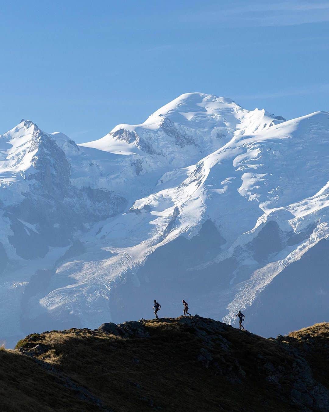 ミレーのインスタグラム：「The trail running is a journey rich in emotions and offers a beautiful feeling of freedom wherever you are. 🦅   © @daniel_rodrigues_photographer  . . . #MILLET #ChamonixGuides」