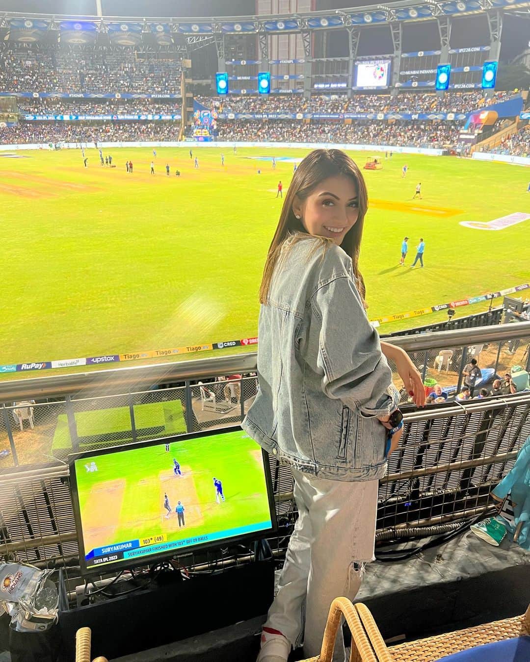 ハンシカ・モトワニのインスタグラム：「Here for it 🏏 #MIvGT #IPL2023」