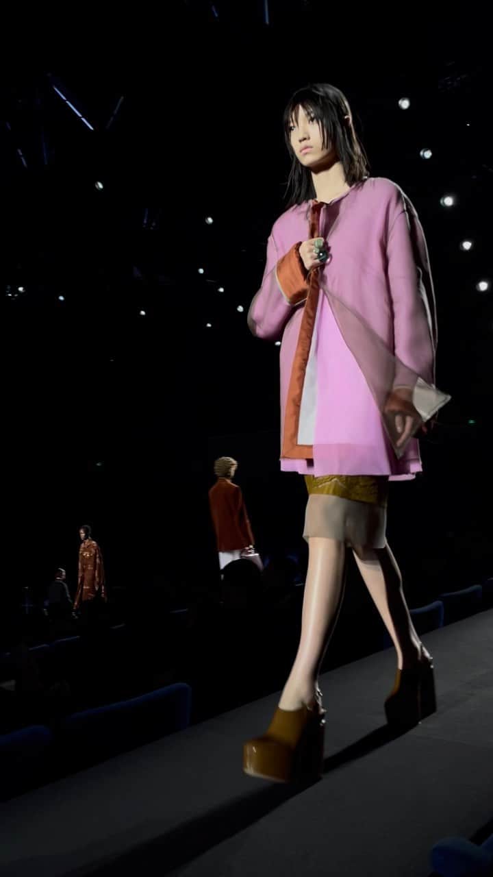 AnOther Magazineのインスタグラム：「Happy birthday @driesvannoten 💓  We’re #StillThinkingAbout the designer’s Autumn/Winter 2023 show presented on a vast, mirrored stage that mirrored to infinity, featuring delicate embroidery, soft layering and some spectacular boots.   🎥 by @alexanderfury」