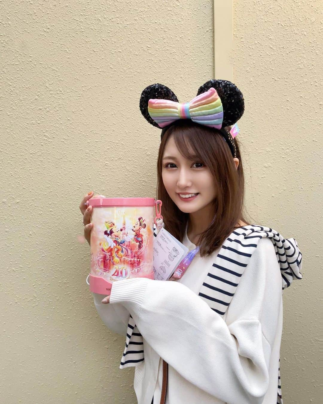 七瀬美月さんのインスタグラム写真 - (七瀬美月Instagram)「ちゃっかり40周年のポップコーンバケット買ってもらった🍿夜光るの可愛い💡🩷 キャラクターのディスタンスもなくなったし次行った時 キャラグリしたいなꕤ︎︎·͜· ︎︎🧸  今日パレード見たかったのに他のことに夢中で1ミリも見れんかった😂🙄🩷次こそ🫨🪅  #ミッキーのフィルハーマジック 改めてだいすき！ （最近 #リメンバーミー 見返したばっかりだから余計最高） シーの #ソアリン の次に好き！💕🪷  #40周年#ディズニー#ランド #disneyland #🐭#夜ディズニー #キャラメルポップコーン#夫婦ディズニー #ポップコーンバケット#お土産」5月13日 1時31分 - yskwask1114