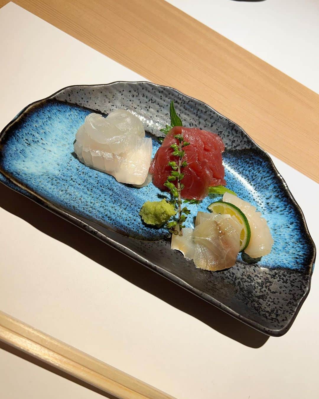 のインスタグラム：「お鮨は世界を救う🍣  チャンネーとシースー🍣  .  #鮨#新宿#鮨スタグラム#鮨好きな人と繋がりたい#食べログ#食べスタグラム#お鮨#お鮨好きな人と繋がりたい#dinner#ランチ#東京#shinjuku」