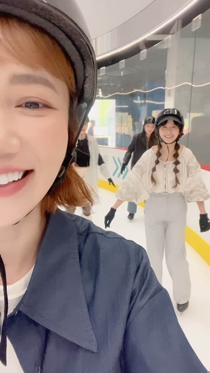 謝琦琦（Kiki）のインスタグラム：「應該是有老乾杯晚餐當誘因 摔不得的大家才願意加入溜冰這個局吧  看滑雪小老師在冰上無助的樣子 有點可愛😂」