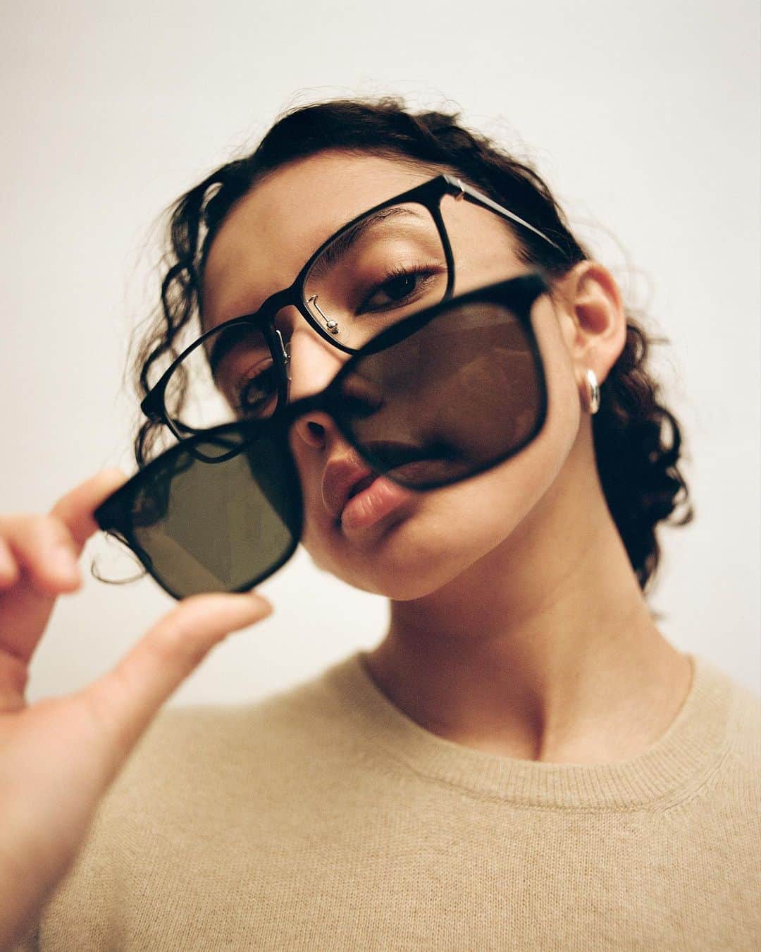 JINSのインスタグラム：「Our new JINS SWITCH line let's you customize your clip-ons with interchangeable plates. Grab one, two or a few different plates and SWITCH between tinted, polarized, or driving lenses   Photography: @phojoh Stylist: @sachi.e________  HMU: @tomoyomakeup Talent: @moderndayconfucius @gabriellecalle  Thank you: @xyneagency @dreamlandagency @candystudionyc @mobilesuitsam @alx.hopkins @instacamfield」