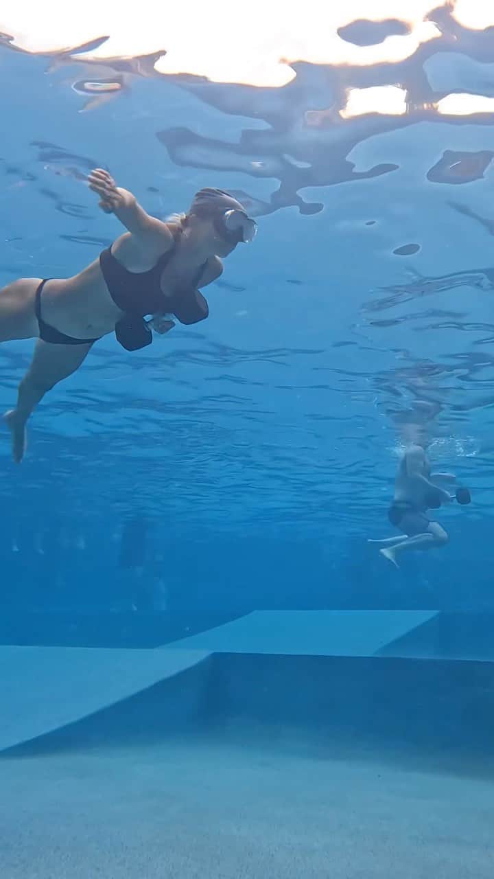 ブリアナ・コープのインスタグラム：「Unreal experience training with @gabbyreece @lairdhamilton & @coachpjnestler the last 3 days!! Can’t wait to take what I learned and apply it daily😁🤿🔋📈 @xptlife  @typaguy 🤙🏽  #fun #training #workout #pool」