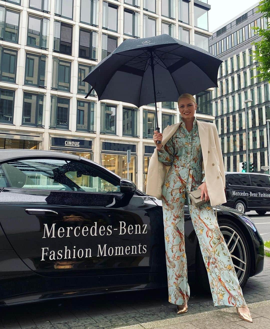 フランツィスカ・クヌッペのインスタグラム：「Fashion Moments ♥️💋✨  with @mercedesbenz_de in Düsseldorf  Wearing @boscana_official #overall  @joop #jacket #mbfashionmoments #fashionmoments #enjoylife #everysecond」