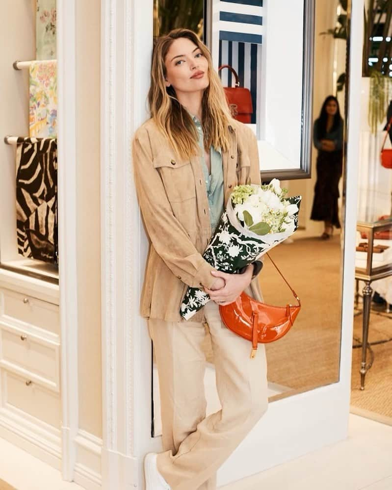 マーサ・ハントのインスタグラム：「Pre-Mother’s Day celebration @ralphlauren💐 Thank you for the enlightening and deeply vulnerable conversation between @drewbarrymore and @raisinggoodhumanspodcast covering the transformative time of parenthood.  Never have I been so open to growing and healing and working through my triggers. Being a mother pushes me to be a better version of myself. 🤍」