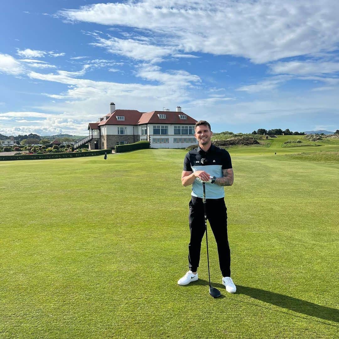 GazGShoreのインスタグラム：「Northern Ireland WOW What a trip that was!!! Ardglass Royal county down Royal Portrush Castle rock Portstewart and Malone !!! Best golf trip think i have ever been on and sights and views and courses i’ll never forget… Some amazing stuff filmed for the youtube channel 🔥💥 Also i never thought i would go to belfast and get sunburned 😂 the weather this week we were very lucky 🙌🏻 until next time 💙」