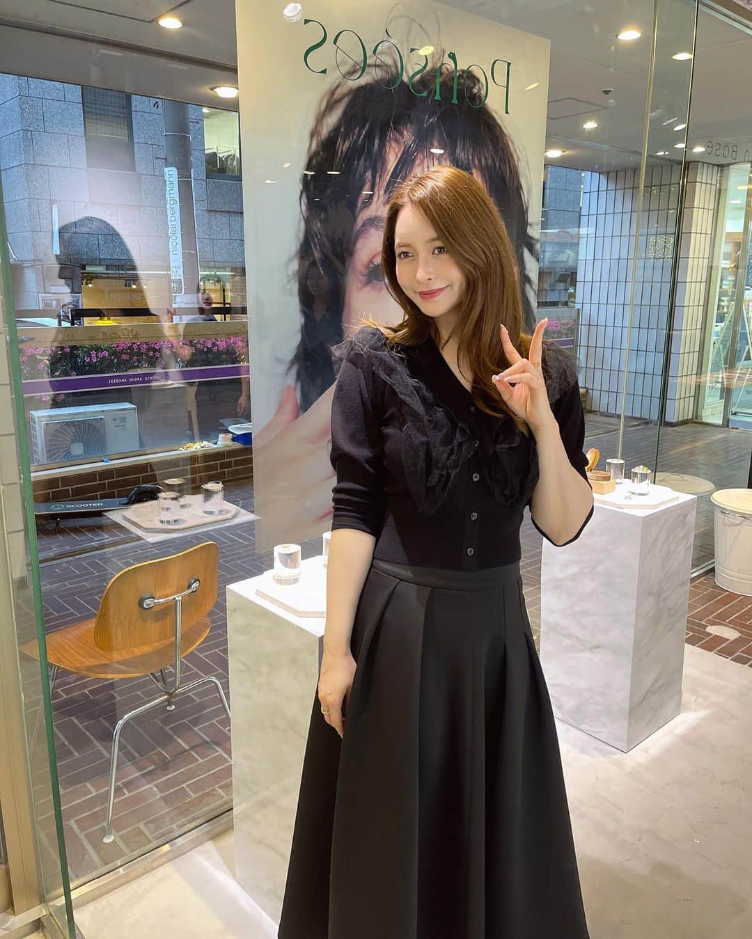 野崎萌香のインスタグラム：「@pensees_jewelry in TOKYO🐈☀️  1日目の受注会が終わりました☺️  今日は短い時間でしたが 会いに来てくださった皆さん ありがとうございました💓  明日からの土曜日、 日曜日は終日いますので  渋谷、表参道、青山、骨董通り近辺にいらっしゃる皆さま🫶💕✨  お散歩がてら、 是非是非小原流会館一階で行われている  @pensees_jewelry 展示会場へ 足を運んでください❤️‍🔥  どなたでもご来場いただけます❣️  新作のcontemporaryシリーズはユニセックスなアイテムに なっているので、男性の方も女性の方もチェックしに来てください💓  Penséesのストーリーズでも見れます❣️  待ってるよー🫶💜」