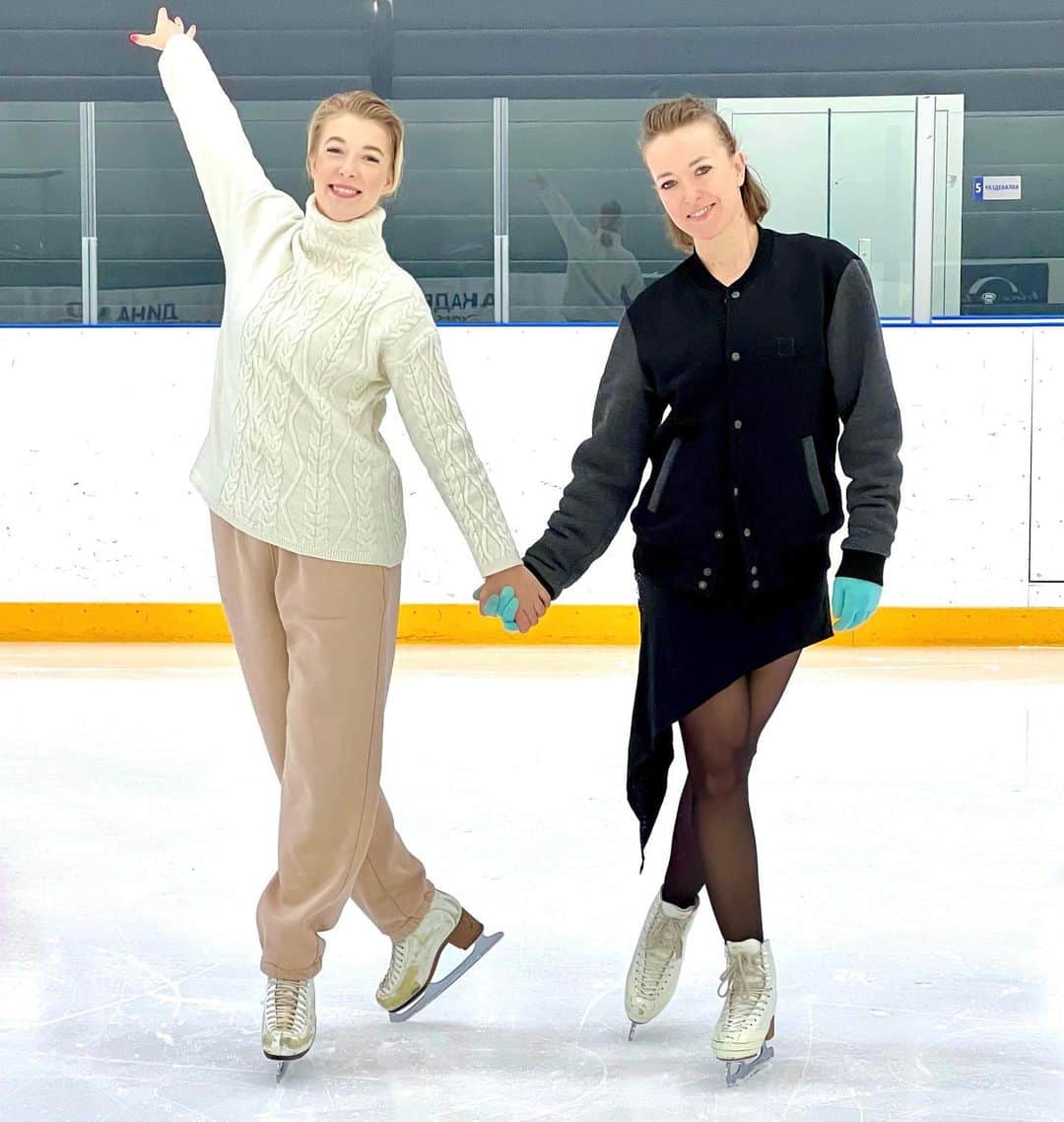 エカテリーナ・ボブロワのインスタグラム：「Круговорот фигурного катания в нашей семье⛸️  Вы все наверняка помните эту душещипательную историю - я пришла в фигурное катание из-за моей старшей сестры. Как я всегда шучу, любя: «Это все из-за неё!» 🫵🏻 Ну а если серьёзно, @life_dynamics занималась фигурным катанием около семи лет, и так получилось, что за всё это время у неё не было ни программы, ни соревнований😳 Причем нужно добавить, для того времени уровень у неё был неплохой. Как так получилось, до сих пор тайна, покрытая мраком 🙈 Ну а сейчас, так скажем, мы поменялись ролями! Теперь сестра вернулась в фигурное катание из-за меня 😂 И пришло время расплачиваться. А-ха-ха-ха-ха!(демонический смех)😈  Много-много лет спустя, вернувшись на лёд, будем покорять вершины💪   С вас комментарии в поддержку Светы 🤗」