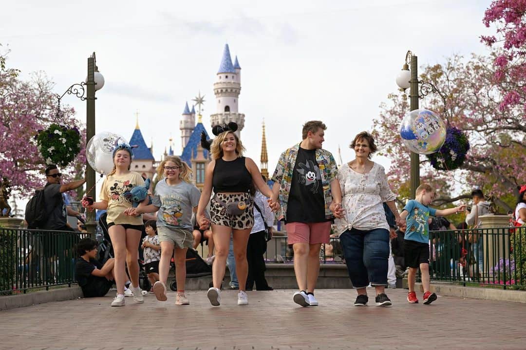 ディズニーランドさんのインスタグラム写真 - (ディズニーランドInstagram)「FIRST LOOK: @AmericanIdol goes to Disneyland for #DisneyNight! Watch LIVE COAST-TO-COAST, Sunday at 8e/5p on @ABCNetwork」5月13日 2時13分 - disneyland