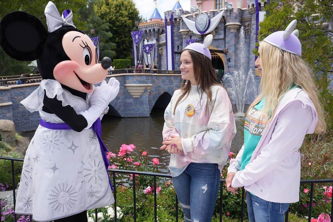 ディズニーランドさんのインスタグラム写真 - (ディズニーランドInstagram)「FIRST LOOK: @AmericanIdol goes to Disneyland for #DisneyNight! Watch LIVE COAST-TO-COAST, Sunday at 8e/5p on @ABCNetwork」5月13日 2時13分 - disneyland