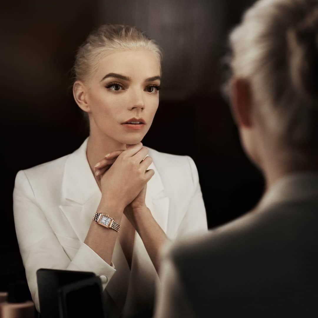 アニャ・テイラー＝ジョイのインスタグラム：「The watchmaker of watchmakers🕊  So proud to be a @jaegerlecoultre ambassador alongside the wonderful @lennykravitz .  Playing the right way, through dedication 🥊」