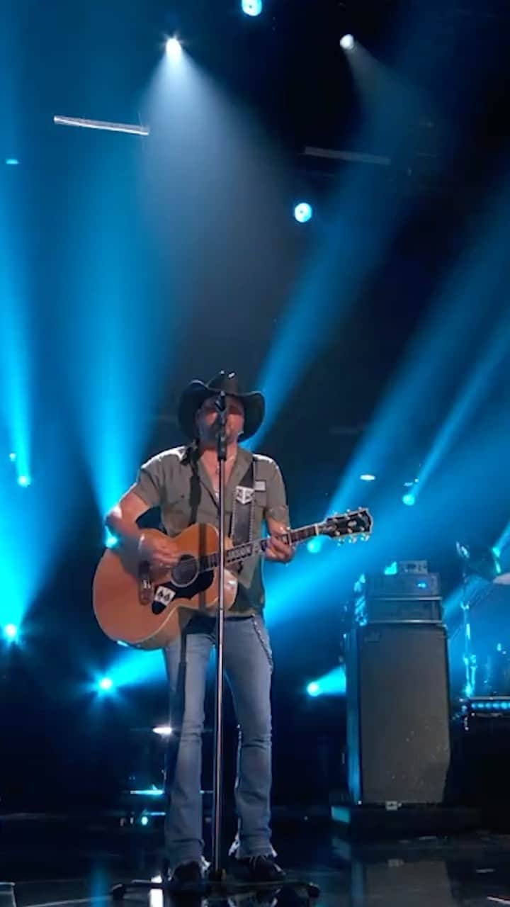 ジェイソン・アルディーンのインスタグラム：「First time playing Tough Crowd LIVE last nite at the @acmawards.🤘🏼 If u missed it, watch it at the link in bio.」