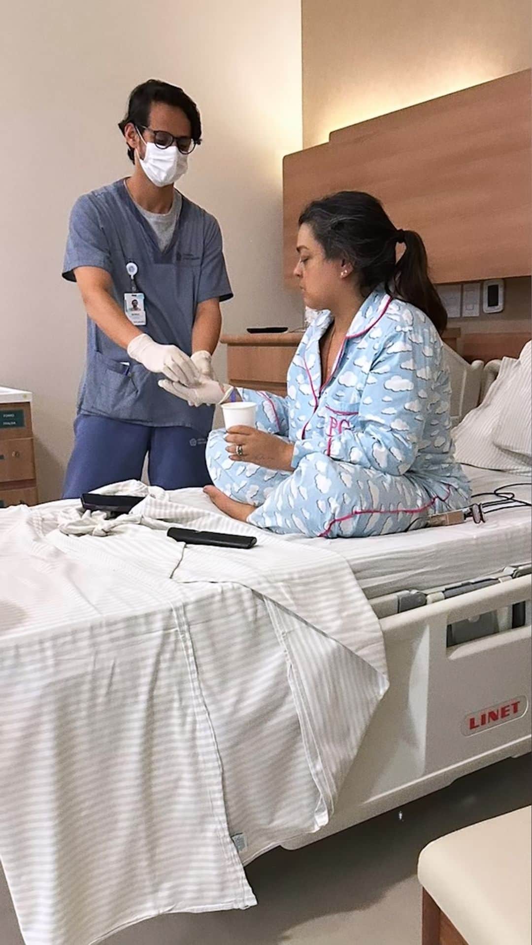 Preta Gilのインスタグラム：「Hoje é Dia Internacional da Enfermagem! Essa profissão que é tão bonita e necessária!  Durante todo o meu tratamento, tenho tido contato com vários enfermeiros, enfermeiras e técnicos de enfermagem!!!  Tenho muito respeito por essa profissão e nós que somos cuidados por eles, nos sentimos gratos por tanto amor e profissionalismo! Estamos frágeis e vulneráveis e muitas vezes um gesto de carinho vindo de um deles, nos fortalece e conforta!!!  Obrigada a todos e todas que cuidaram de mim nessa empreitada, sou muito grata!!! Parabéns a todos!!! ❤️」