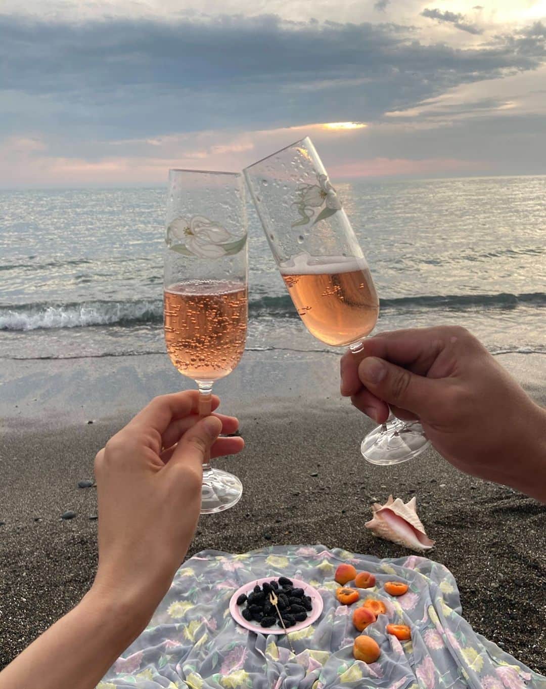 のインスタグラム：「Summer, we're ready for you.💓   Is anyone else dreaming of a date night like this? 💭」