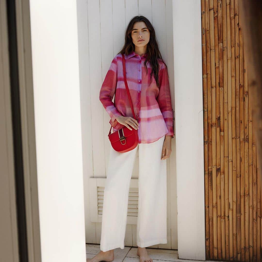 イルビゾンテのインスタグラム：「Il Bisonte Crossbody bags are designed to fit every occasion.  Discover all the sizes and styles on our website and in stores.  #ilbisonte #sustainability #timelessbeauty #ss23 #womenstyle」