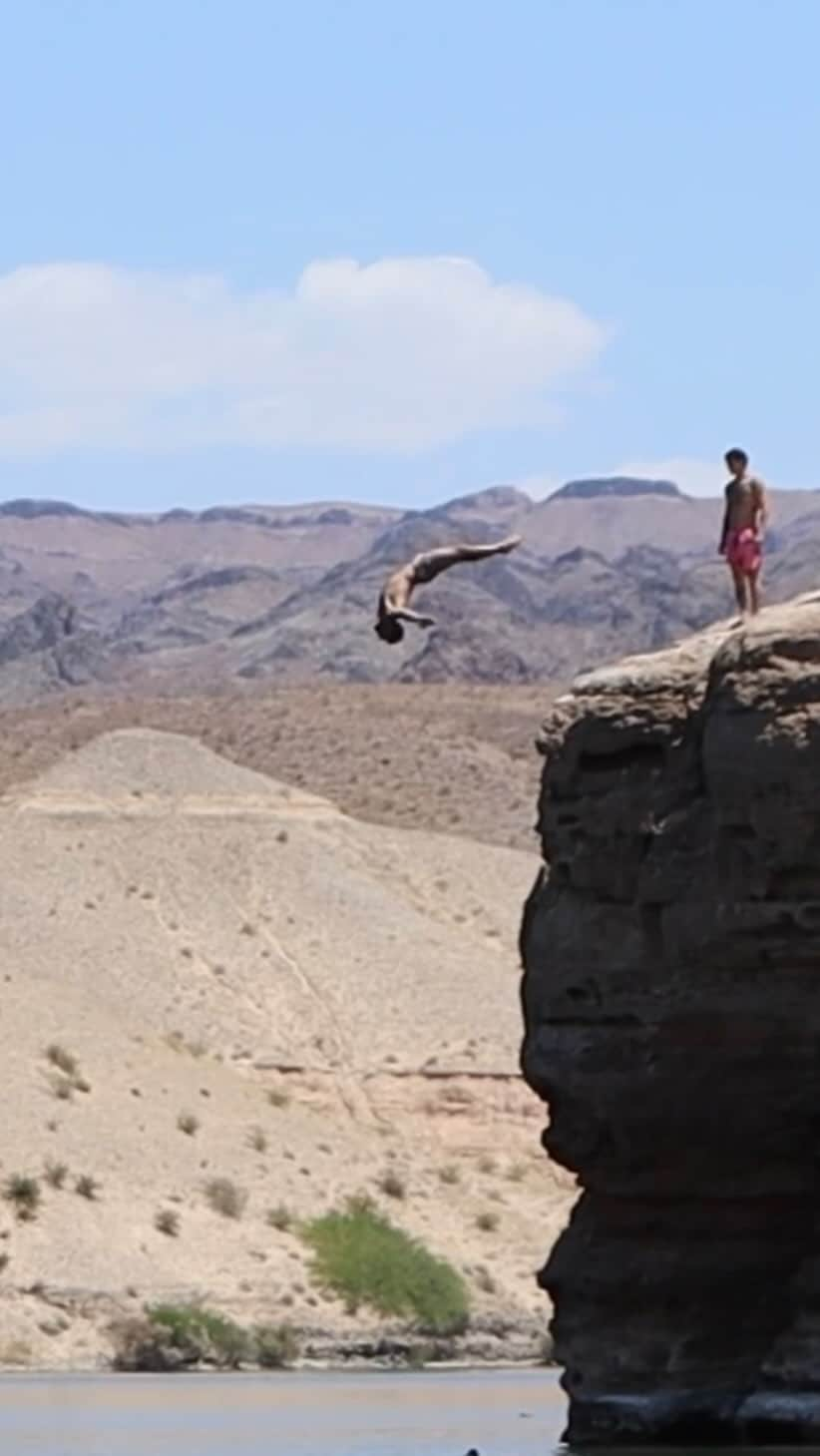 ダネル・レイバのインスタグラム：「Get you some friends that’ll go cliff jumping with you 💪🏽💪🏽💪🏽  🧗‍♀️🤸‍♀️: @lindsay_kaz @mattdaos @trix_woo @poutine1982  🎥: @_monica_lynne  #cliffjumping #diving #highdiving #nelsonslanding」