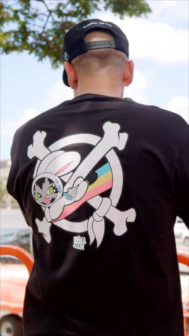 のインスタグラム：「@persue1 X @in4mation_   In the early 90s skateboarding was really going through a new movement. There was a brand called 8 ball which was created by DAMON Way and The late Ken Block. Dave Ross aka Persue was one of the first artist to join this dynamic duo to help create virtual history. We at In4mation have always been fans of brands that Dave has been a part of such as 8 Ball, DC Shoes, Droors and Dub Brand weathergear. Please look up Persue and his accomplishments as he was apart of history. We are proud and happy to be able to be working with Persue on this Bunny Kitty Collaboration. Persue has been a big part of our industry and we’re lucky to have him as a friend.    #hawaiioriginals #in4mation #hi #slashershi #bunnykitty #persue #persue1 #honolulu #worldwidewalls」