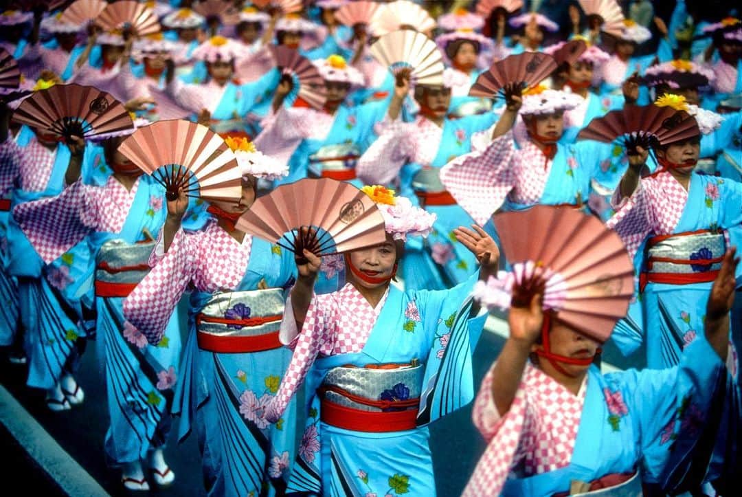 Michael Yamashitaさんのインスタグラム写真 - (Michael YamashitaInstagram)「May is a major month for festivals on the Japanese calendar. Kicking it off during Golden week is the Hakata Dontaku (Holiday festival) in Fukuoka on the southern island of Kyushu. The festival features 30,000 dancers with 2 million spectators cheering them on. Here is a small slice of the parade.  #hakatadontaku #matsuri #fukuoka #kyushu」5月13日 3時15分 - yamashitaphoto