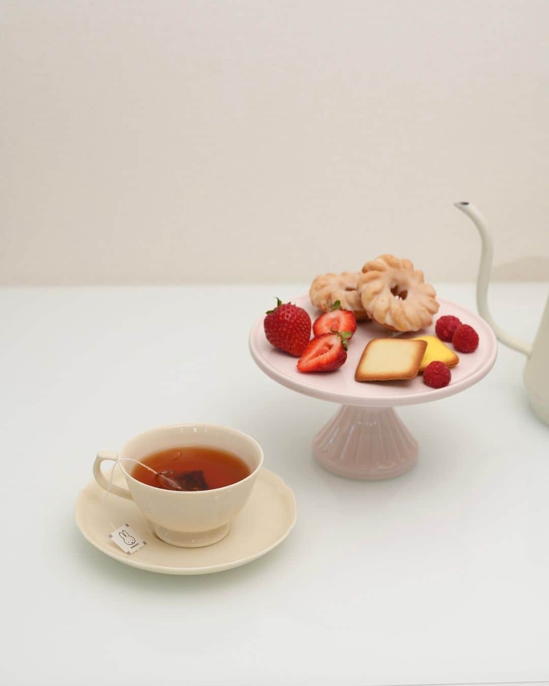 紅茶ブランド THE THIRDWAVE TEAのインスタグラム：「今日の午後は⁠ お友達の家で⁠ ホームパーティ🎉⁠ ⁠ 手土産には⁠ ミッフィーティーをチョイス✨⁠ ⁠ ノンカフェインだから⁠ 夜でも安心して飲めるよ😉⁠ ⁠ 楽しみ♡♡⁠」