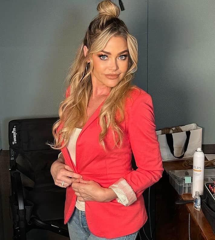 デニス・リチャーズさんのインスタグラム写真 - (デニス・リチャーズInstagram)「On Fridays we wear coral 🪸🧡」5月13日 3時16分 - deniserichards