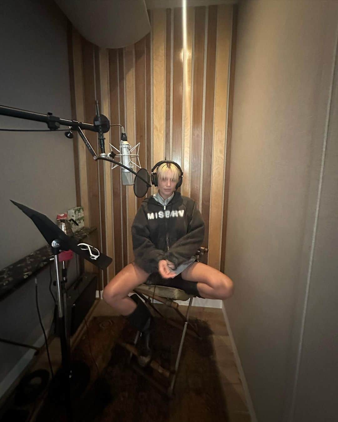 ケイリン・ルッソのインスタグラム：「in the studio ❕🤍」