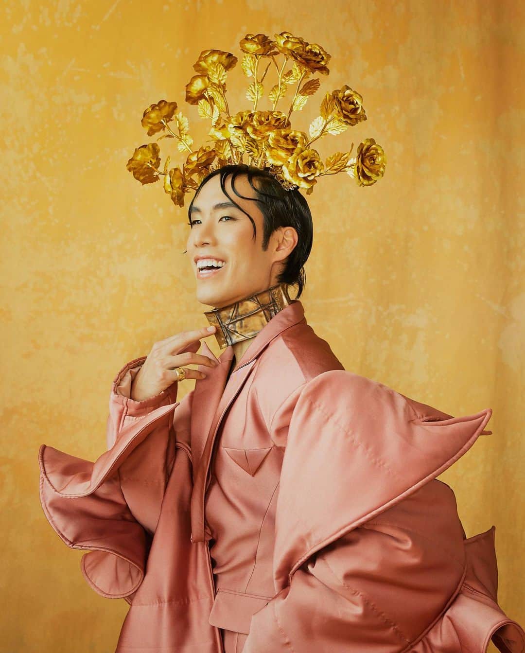 ユージン・リー・ヤンのインスタグラム：「✨STAY GOLD✨  #goldgala @goldhouseco  portraits by @danielseunglee  styling by @colinmanderson makeup by @ariannachayleneblean hair by @daviddanggg look & shoes by @houseofharryhalim @harryhalim headpiece by @laureldewitt jewelry by @azitamirjewelry bag by @kristinakofficial」