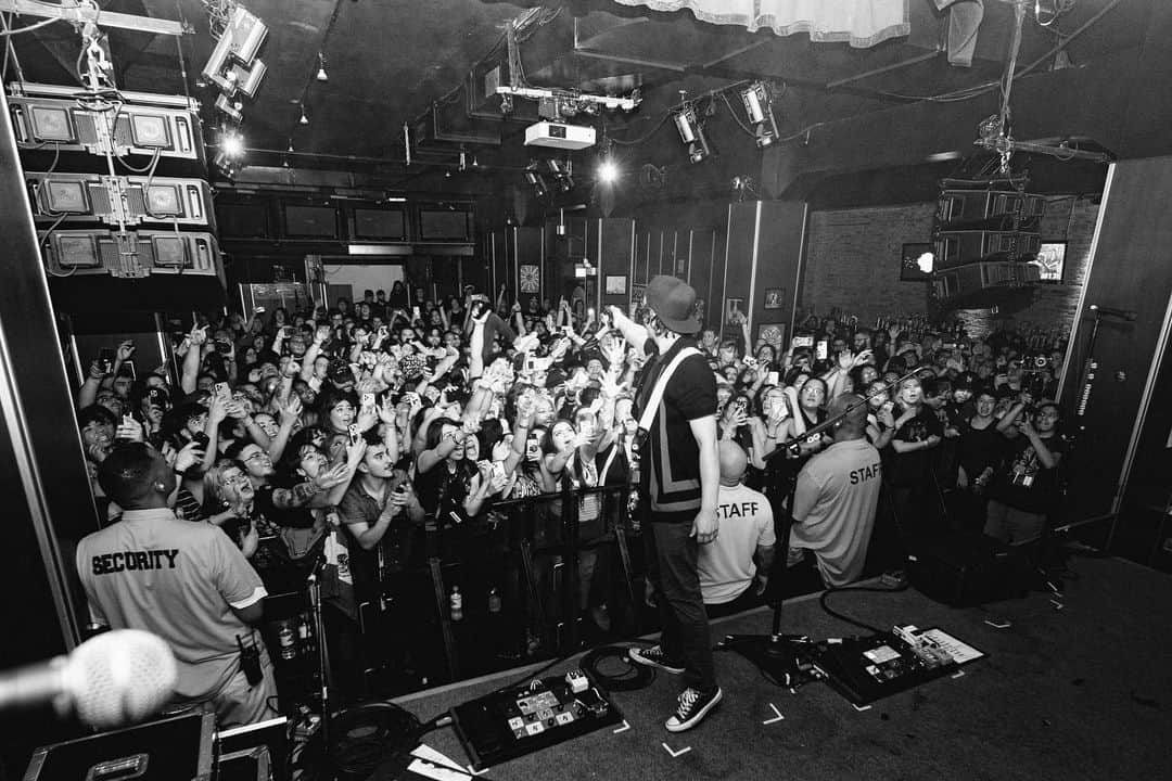 ヴィック・フエンテスのインスタグラム：「Chicago went off last night at the @q101chicago radio show. Thank you to every person in the room for being there with us 💚  📸 by @v.trvn」