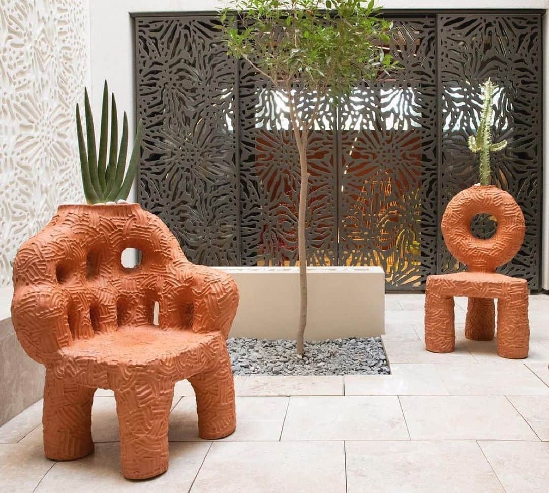 アダム・センのインスタグラム：「Unbelievable beautiful outside the box designs by @chriswolston  One of my favorites to follow. Terracotta Plant Chairs 🪴 Art you can enjoy.   #design #furniture #plants #art #homes #homedesign #realestate #landscape」