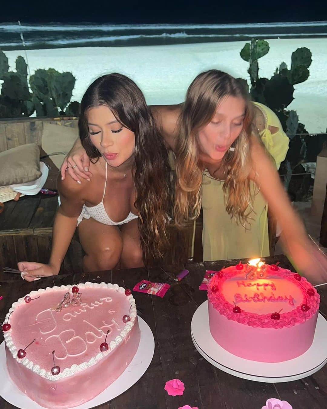 イザベラ・サントーニのインスタグラム：「Aos amigos que estavam comigo no sábado, preciso deixar registrado aqui o quanto eu amo vocês. Esse aniversário foi diferente de todos os anos: eu não sabia o que fazer e não estava animada pra comemorar. Resolvi me unir à Milena, que nasceu no mesmo dia que eu e a gente grudou no último ano. Eu estava dividindo o meu dia com alguém e isso não é comum pra uma taurina que ama festas e ama se sentir especial. Minha terapeuta me chamou atenção pra como eu estava conduzindo esse dia e eu não tinha me dado conta. A verdade eu que eu não queria ter que organizar, não queria ter que decidir, não queria “ter que” nada. E fluiu. E foi especial. Não coube aí no carrossel, mas recebi todas as minhas melhores amigas. Amigas que estão comigo desde a barriga da minha mãe, amigas da época da escola, de infância, amigas que fiz nos últimos anos, amigas que sei que posso contar independente de onde estiver e do momento. Obrigada por estarem comigo. Obrigada pelos desejos. Amo muito cada um, vcs reabasteceram minhas energias. 28 voltas ao sol, num sábado de lua cheia. Só tenho a agradecer. 🥹」