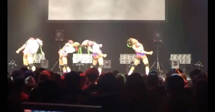 葵ローズのインスタグラム：「4歳からダンスを始めて13歳くらいから大会やコンテストに出るようになり、OME chickというグループができ、この頃はまだレゲエが流行ってなかったから審査員にびっくりされて嫌われてたし、親は何も言わないの？とか何その衣装とか言われてたなぁ。 それでも必死に食いしばり練習してど田舎から全国大会2位という成績まで行けました。 今はダンサーこんな髪型ばっかり笑  毎日学校終わったらすぐにダンスで、夜中まで踊って帰って寝てまた踊って 暖房の中吐くまで練習したり、ダンスしてるのにダンスしろと先生に言われて泣きながら必死に踊ってたなぁ。 あと先生に歯向かって胸ぐら掴まれたり、正座させられたりしてた🤣 わざと不細工なメイクにしたりするからいつもなんなんこれって言ってた笑 でもその厳しさや最先端のセンスがなかったら田舎からこんな私は生まれなかった。先生たちありがとう。 足の親指骨折しても大会に出て賞を獲って踊ってるときは平気なのに終わったらパンパンに腫れてたり笑  私はリーダーだったので大会で2位になって授賞式で悔しくて賞状をみんなの前で破ったり🤭💦 とにかく負けず嫌いなのですぐ顔にでるのでインタビューのときは本当にみんなヒヤヒヤしてて笑ごめんなさい。  動画を取り合って指摘し合い、夏の中公園で練習して、喧嘩しながらも大会直前はみんなが同じ気持ちで。 全国まで行けたことで、私は東京へ向かうことができました。 とにかくダンスがなかったら今の私は居なかった。 今はダンスだけでなく歌もしてるけど、この歴史があったからメンタルも強くなったしどんな辛いことも挑戦したいと思うようになりました。 ポジティブ思考になりました🔥  このチームだった子が今は私の甥っ子や姪っ子のダンスの先生をしてくれています。なんだか不思議です。。 でも才能があり、表現力や努力を惜しまない姿勢が素晴らしい子なので安心して甥っ子姪っ子を頼めてます✨  私みたいに生まれてすぐダンスしかなくて、生まれた瞬間からアーティストにならなきゃっていう感覚にならないで居てほしいけど、間違いなく人生で必要な経験ができたのは確かだった。 凄く怖い話があって、今まで何人もの占い師さんに前世が歌手やダンスをやってた女優さんで、妬みで背後から刺されてあと一歩の夢が叶う瞬間に亡くなった人って言われるの笑 やけん私は生まれた時からずーっとアーティストになりたいって思ってたのかなぁ… この世に未練があるらしいです笑 半信半疑やけど、辞めたいとか諦めたいとか全くないから本当にそうだったのかなと思ってしまう。  この時の悔しさや嬉しさや表現力を忘れずにもっと開花して必ず夢を叶えます。🔥  そして諦めなければ夢は叶うという言葉は本当で‼️私にもようやくその時がやってきました。👊🔥 この芸名でやるか分からないし隠すかもしれないけれど、このSNSは続けるので引き続きよろしくお願いします😊  @lilsnow.koyuki よろしくね お互い頑張ろう。  初めてこんな長文インスタした🥹 恥ずかしいので消すかもです。笑」