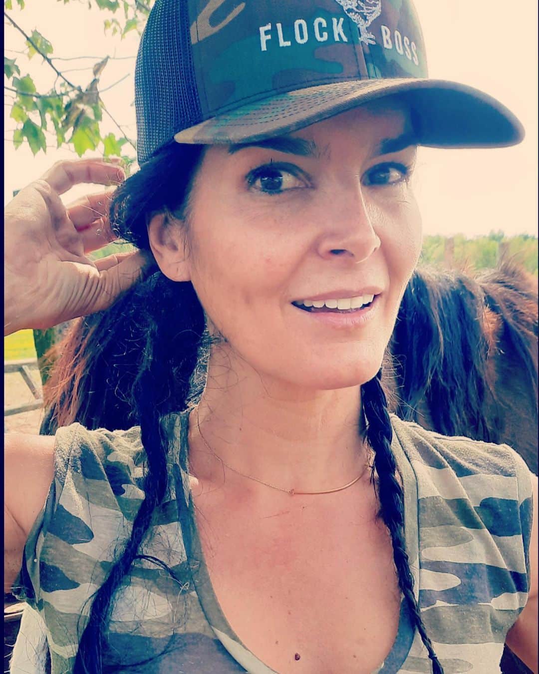アンジー・ハーモンのインスタグラム：「It’s FRIYAY!! 🎉❤️🐥🐔🐴✝️🥳  #blessed #grateful #flockboss」