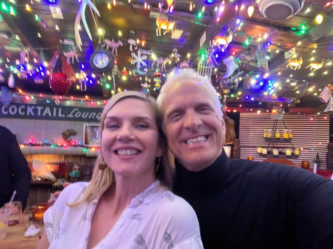 パトリック・ファビアンのインスタグラム：「It’s always a party when I’m next to the vivacious vixen known as @rheaseehorn ….especially when it’s her BIRTHDAY!!!!  Send your 💙 & good wishes to #rheaseehorn alllll day long!!!  @bettercallsaulamc  #bettercallsaul #birthday #coopersbar @amcplus  @amc_tv」