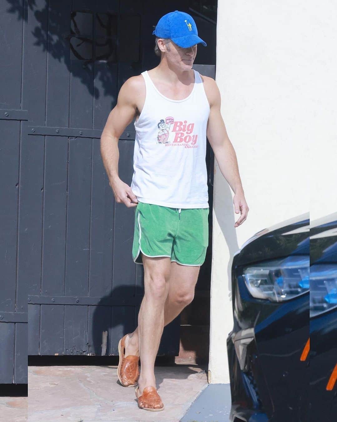 Just Jaredさんのインスタグラム写真 - (Just JaredInstagram)「Chris Pine beats the heat while showcasing his muscular arms in a Big Boy restaurant tank top, and his toned legs in some short shorts, while out running errands in Los Angeles ahead of the weekend #ChrisPine Photos: Backgrid」5月13日 14時21分 - justjared