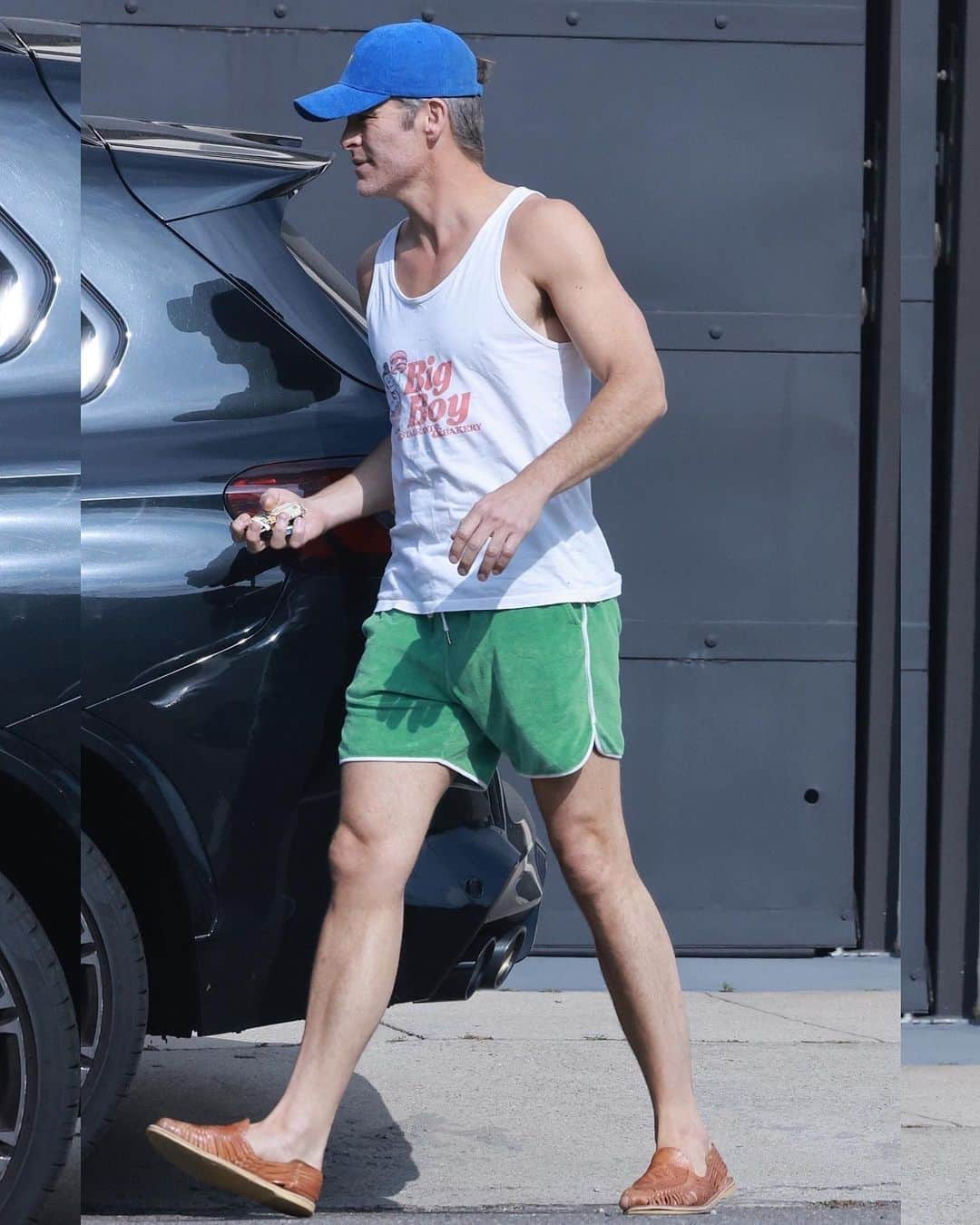 Just Jaredさんのインスタグラム写真 - (Just JaredInstagram)「Chris Pine beats the heat while showcasing his muscular arms in a Big Boy restaurant tank top, and his toned legs in some short shorts, while out running errands in Los Angeles ahead of the weekend #ChrisPine Photos: Backgrid」5月13日 14時21分 - justjared