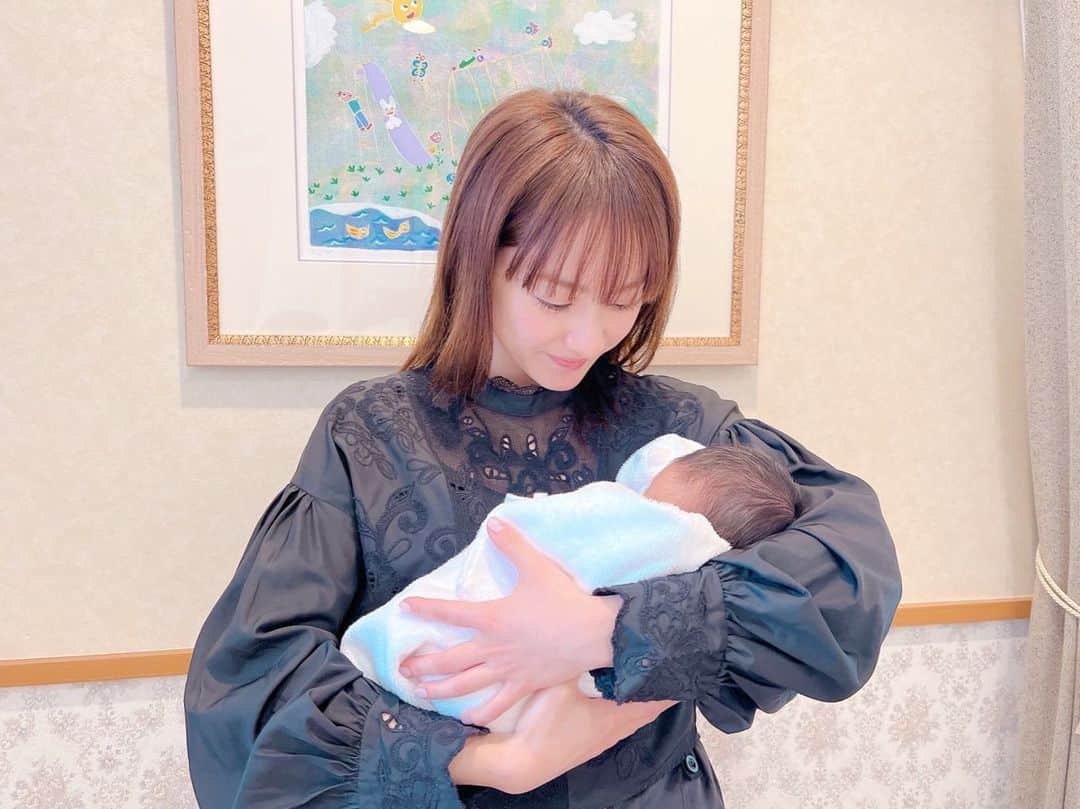 平祐奈のインスタグラム：「🕊🤍🤍 はじめまして、赤ちゃん。  命の誕生ってどうしてこんなにも神秘的で尊いのでしょう… 頑張ってくれてありがとう、愛ちゃん。 そしてお疲れ様🤝おめでとう♡  あぁ…ずっと見てられる…👼🏻  イタリア•トルコ•フランスで1人づつ産んできた 姉は日本で初出産。 相性は『赤ちゃん』🇯🇵マジかよ。  #11人目の甥っ子  #叔母さんも逞しくなりました #いつでもベビーシッター承ります」
