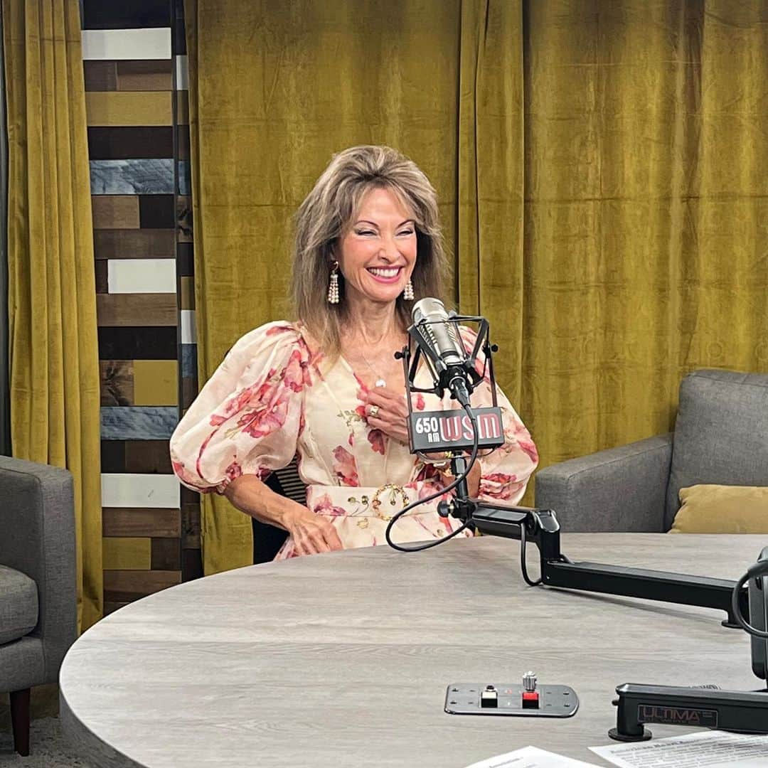 スーザン・ルッチのインスタグラム：「NASHVILLE!!! Interview today at Opryland—tomorrow night onstage with Carrie Underwood at The Grand Old Opry!!! #soexcited #somuchfun #lovingthis」