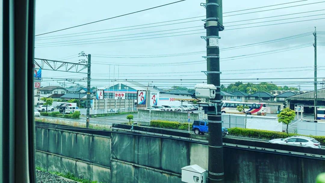 ごあきうえさんのインスタグラム写真 - (ごあきうえInstagram)「霧雨降るガラス越しに…  ちょっと用事で今月も大阪へ。 良い席がなくて久々にせっかくグリーン車にして 富士山🗻が見れると思ったけどガンガンの曇り☁️😢  でもコンセントも座席もガンガン使い放題してます♪ やっぱ超楽ちん⭐︎  #新幹線　#🚄 #🚅 #🗻 #☁️ #bullettrain  #Shinkansen #신칸센 #霧雨降るガラス越し」5月13日 12時58分 - goakiue