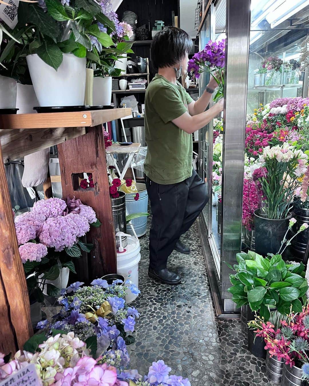MILLE ECLAT.さんのインスタグラム写真 - (MILLE ECLAT.Instagram)「明日の予約分までの目処が立ちましたので、全てお任せであればご注文お受けできます✨☺️ . 紫陽花も店売りの寄せカゴSETもございますので御来店お待ちしております✨💐」5月13日 12時59分 - mille_eclat