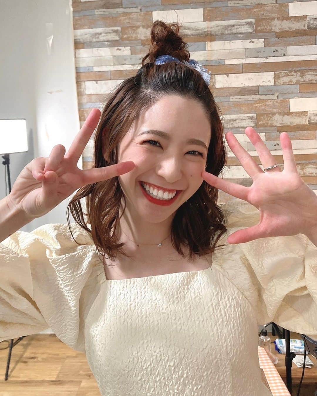 のインスタグラム：「. au PAYマーケット 「晴れのちショッピング」ヘアメイク✨  ハーフアップお団子🍡 前髪もあげてもらいました💕 普段できない＆自分ではできない髪型でるんるん♪ メイクもいつも素敵で…💄 プロの方にしてもらうのは全然違います！！ いつも素敵にしていただいてありがとうございます🫶🏻 @ikuyo.hairmake」