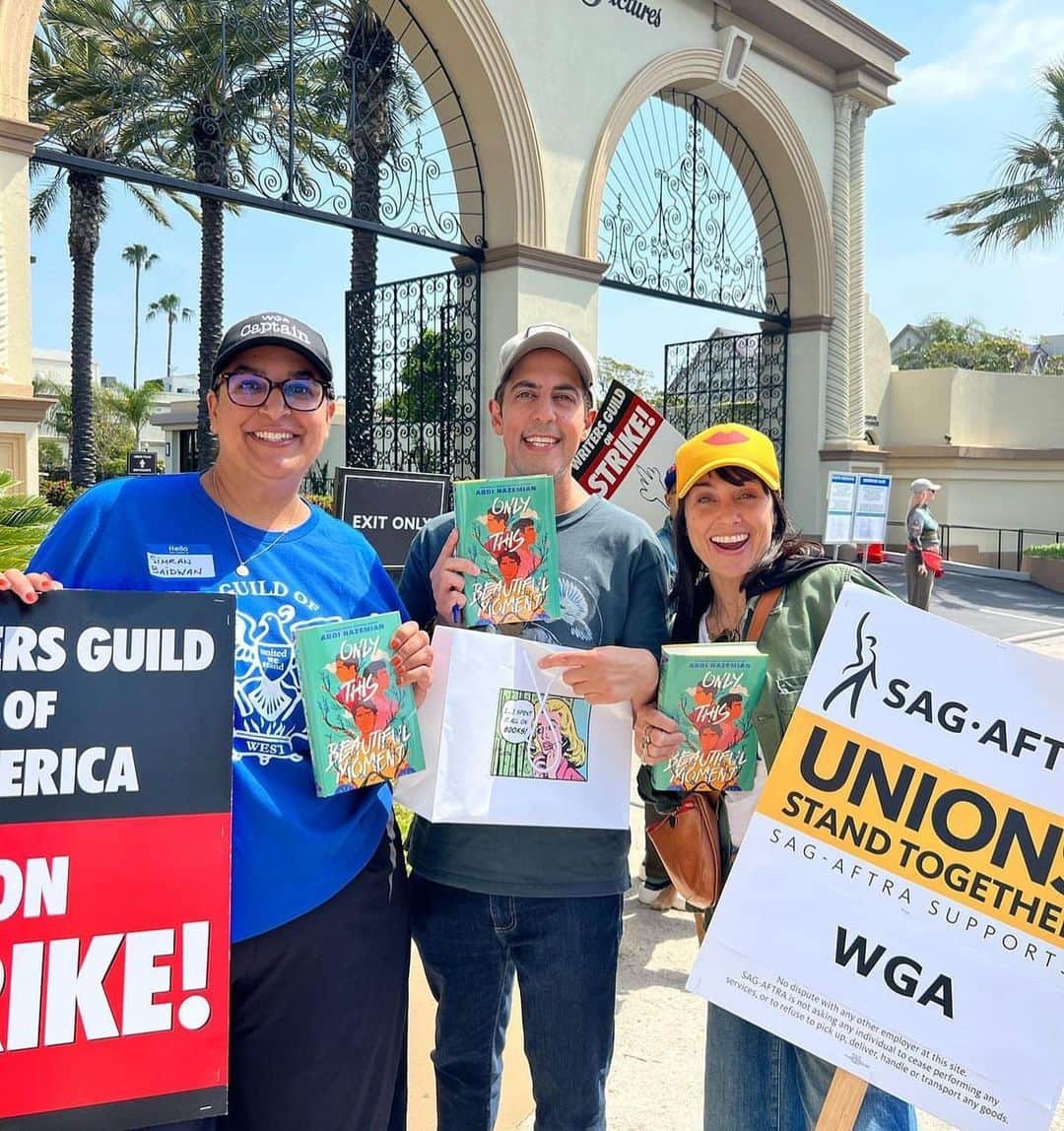 コンスタンス・ジマーのインスタグラム：「I STAND WITH MY @writersguildwest @wgaeast FRIENDS and beyond!! Too many to take pics with or even list, but here are some highlights…I wish it was under different circumstances getting to reconnect with long lost friends who are show-runners, writers, and/or actors! We have to fight for them! I’ll be back on the picket line soon! @sbaidwan getting @abdaddy’s books from @annabellesbookclubla (support indie bookstores), donuts, fresh baked cookies, my favorite 🥨 @shappypretzels and meeting new up and coming writers! #paymyfriends #wgastrong #wgastrike @wgfoundation」