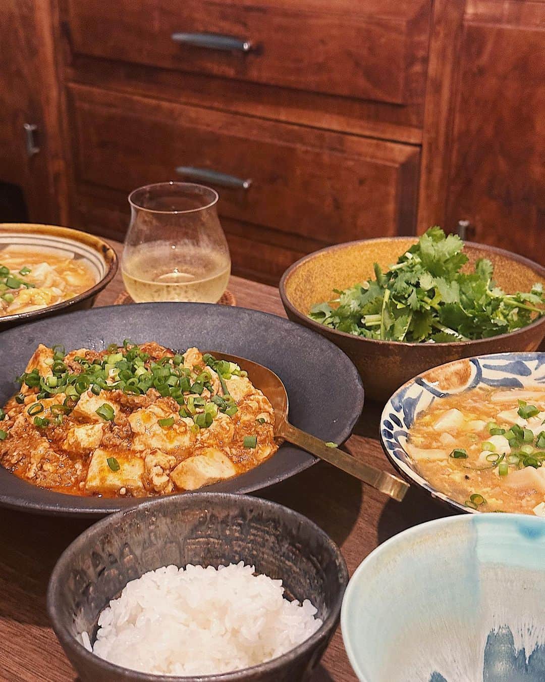 のインスタグラム：「🥡🥢🥮  どうしても食べたくて 麻婆豆腐 材料使いまわせるので 酸辣湯スープと パクチーをそえて。  身体が欲していたらしく めちゃくちゃ美味しくて ほぼ1人で完食です。 我ながらよく食べました  我が家の麻婆豆腐のレシピは いつも適当ですが 生姜・にんにく・長葱・豆板醤 炒め お肉入れ炒め、そのあと  紹興酒・甜麺醤・赤味噌・鶏ガラ 五香粉・中華街で売ってる豆板ラー油 というものの豆豉だけ入れて作ります。  酸辣湯スープは年に一回も作らないけれどw 今回はトマト・筍・花びらだけ・しめじ・豚肉・卵・生姜・鶏ガラ・醤油・塩・胡椒・辣油・黒酢で作りました。  パクチーは山盛りで🤤 スープが余ったのでお昼はラーメンです🍜  __________________________________________________  #love #life #cooking #中華 #おうちごはん #麻婆豆腐 #あゆめし」