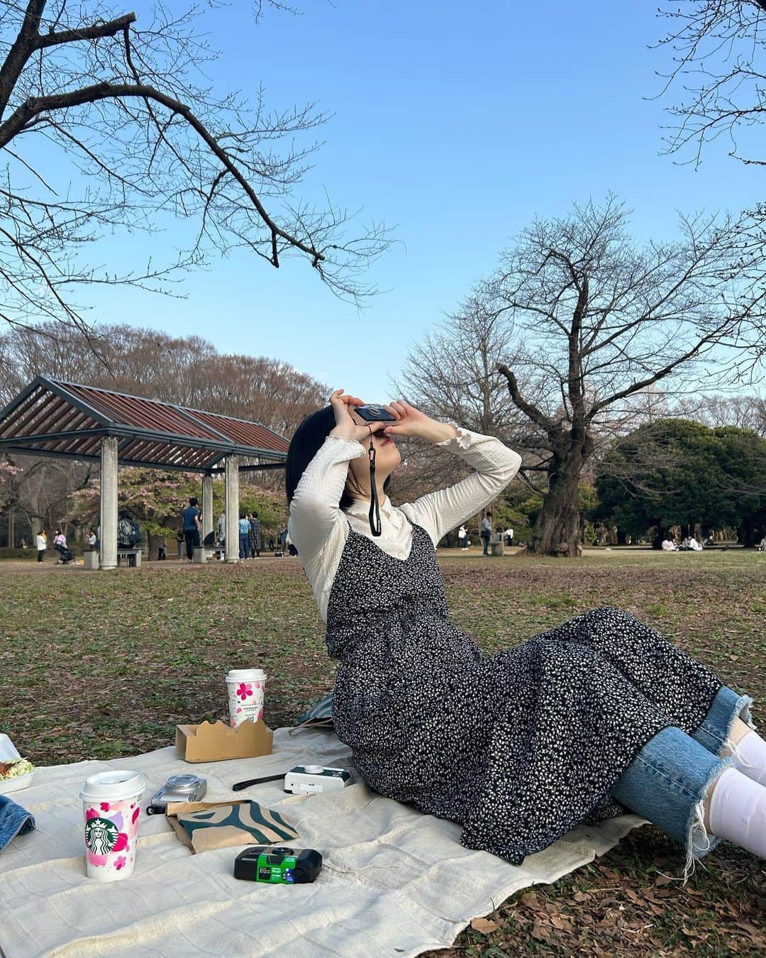 吉田華恋のインスタグラム：「この後カラスにワッフル取られるとも知らずに楽しむ私の様子です🐦‍⬛」