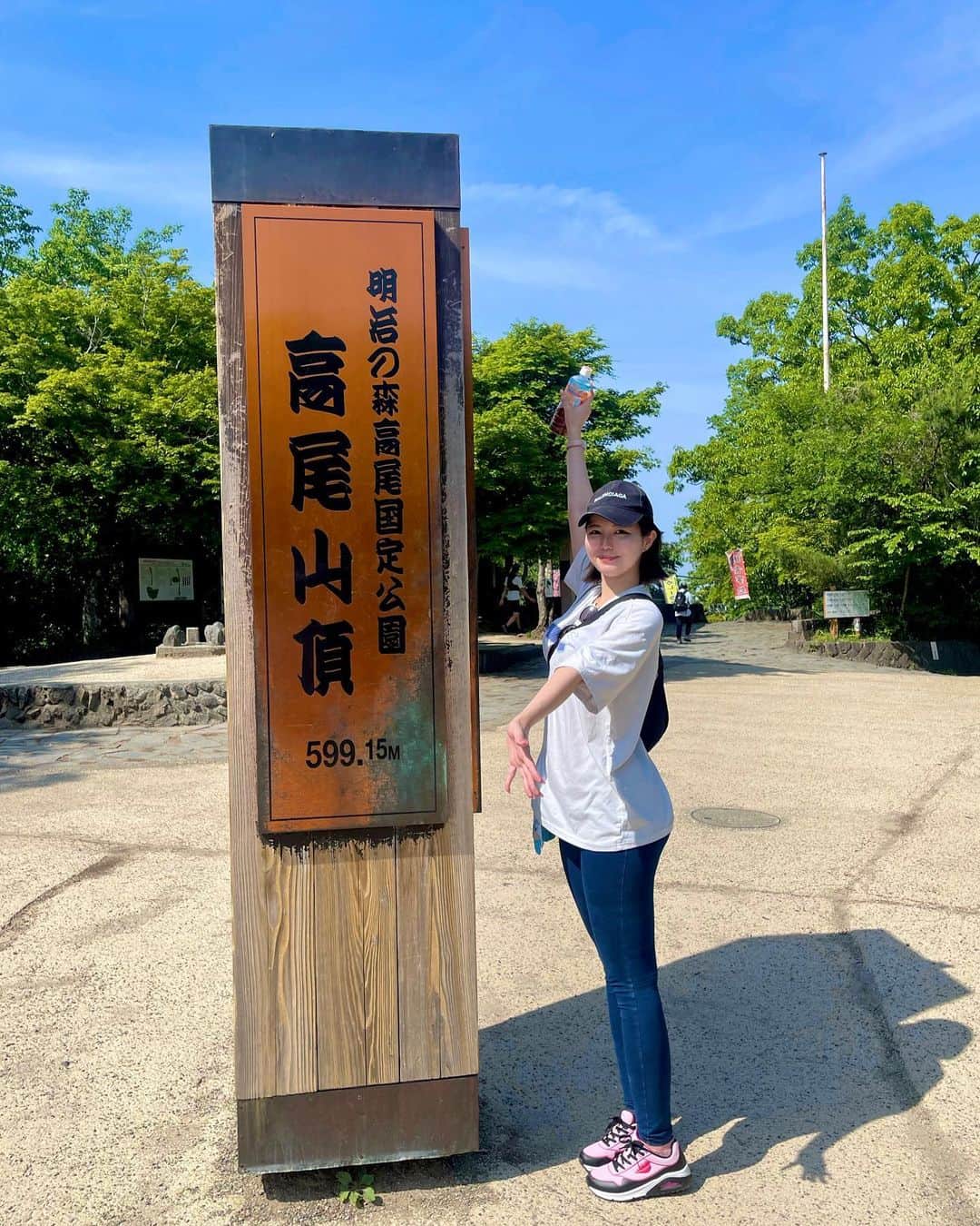 九条ねぎ あぴるのインスタグラム：「Mocha and I climbed a mountain for the first time!✨✨ The nearest mountain from Tokyo is Mt. Takao.🏔  It is 599 meters high and is recommended for first-time climbers. There is a shrine at the top of the mountain and a hot spring at the station.⛩♨️  The 450 year old tree was very cool.🤩✨✨  モカちゃんと一緒に初登山！初高尾山しました！！ 最初の坂は大変だったけど、登ったあとの綺麗な景色は最高でご飯もすごく美味しく感じました🌟  樹齢450年の木かっこよかった〜〜パワーをもらえた感じする！！！ 大きな木を見るの結構好き。  趣味の一つに登山が入ったよー！たくさん登りたい！💖 次は高尾山→陣馬山の16キロコースにチャレンジして夏は富士山も登りたいな。  自然の場所に行くとすごく癒される⁽⁽ଘ( ˊᵕˋ )ଓ⁾⁾  #山登り　#高尾山　#hiking #mttakao #japan #japantrip #tokyo」