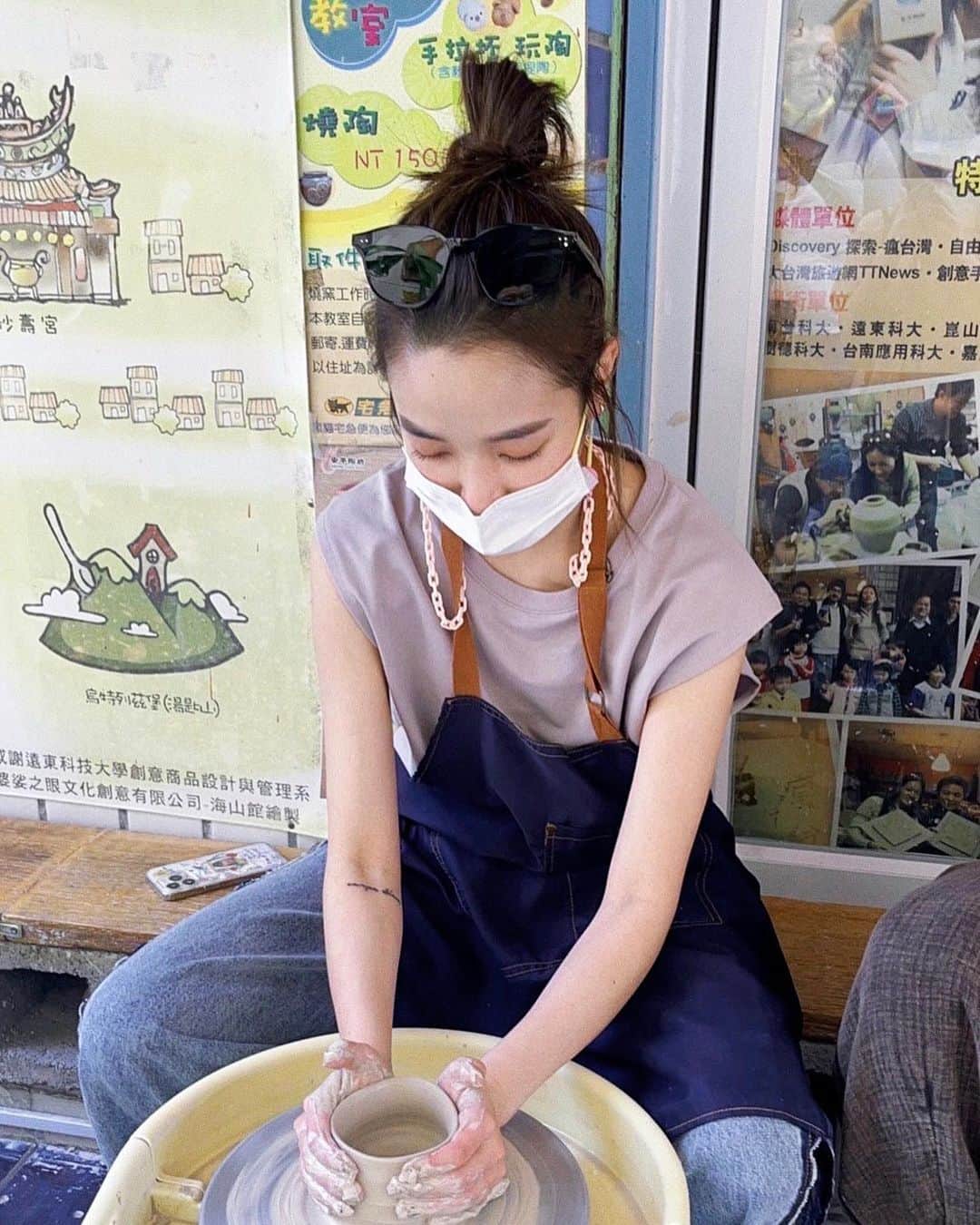 のインスタグラム：「： 養病期間哪兒都去不了，直到前幾天意外收到一個月前去台南捏的小杯子才把思緒帶回到可以活潑亂跳爬爬走的樣子。  以前只要聽到商家說可能要等一段時間才能把自己手作的東西寄來的時候都會萌生退意，但最近開始學習等待了。日子正常地走、工作正常地做，時間其實不長但體感很長，不過也無妨，因為時間軸平行地前進著，總會有相遇的時候。  後天就要開工啦，長相最幽默的最好笑女演員要回歸了，謝謝這一個禮拜大家的關心還有身邊滿滿的愛，我愛尼們！  By 即使食物中毒也沒有比較輕的女紙 but I like it」