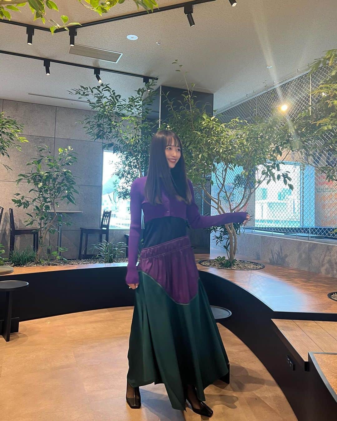 近藤千尋のインスタグラム：「昨日の一日🩶笑 ラヴィットとVERYの日🫶🏻 インスタライブもありがとうございました❤️  朝はラヴィットから始まりました💓 かりゆし58さんのアンマーの 生演奏、本当に感動しました…🥹 出演してくださることが決まった時 太田さんにはサプライズにしましょう！と かりゆしさん、 ラヴィットのスタッフさんの粋な計らいと優しさにまた感動でした😭 本当に素敵な環境とお気持ちに感謝🥺。。  育児に悩んだり、行き詰まったら これからもアンマーを聞きます💖  #近藤千尋衣装  tops,one-piece @un3d_official pierce @annemariechagnon_jp ring @__ripsalis__ shoes @randa_pic  今日は、 『千鳥かまいたちアワー』📺 是非みてください🩵🙆‍♀️」