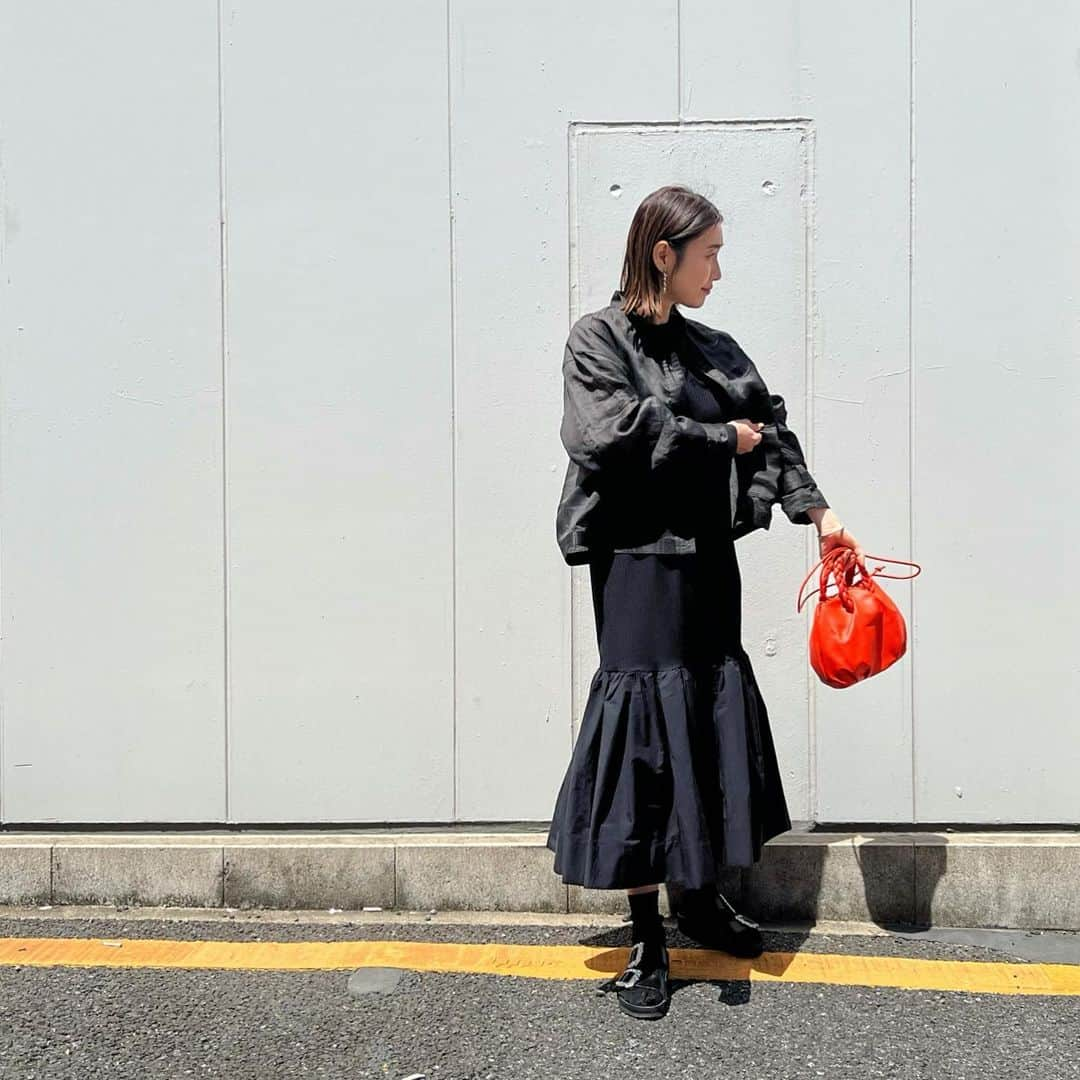 東原妙子さんのインスタグラム写真 - (東原妙子Instagram)「🐦‍⬛🐦‍⬛🐦‍⬛ ここ最近の投稿を見返したら 黒しか着ていなかったことに驚いたけど やっぱりまた着てしまう病気🌚  新しいバッグで何とか色入りました ふぅ😮‍💨  リブカットソーのワンピースは 肌触りが気持ちよくてお気に入り🐈‍⬛🖤 裾が撥水生地とのドッキングになっているので 普通に歩いているだけで 無駄にドラマチックな気持ちになれるし 雨の日にも心おきなくガニガニできる🦀  #黒しか選べない病気#意外と困らないんじゃないだろうか#ボーダーしか選べない病気#を患っていた頃はそろそろ#楳図かずお先生#って呼ばれ出すリスクがあったので少し焦りました #onepiece#uncrave_white#blouson#chaos#bag#hereu#sandals#manoloblahnik#birkenstock#silksox#wray#thootd」5月13日 13時30分 - taekohigashihara