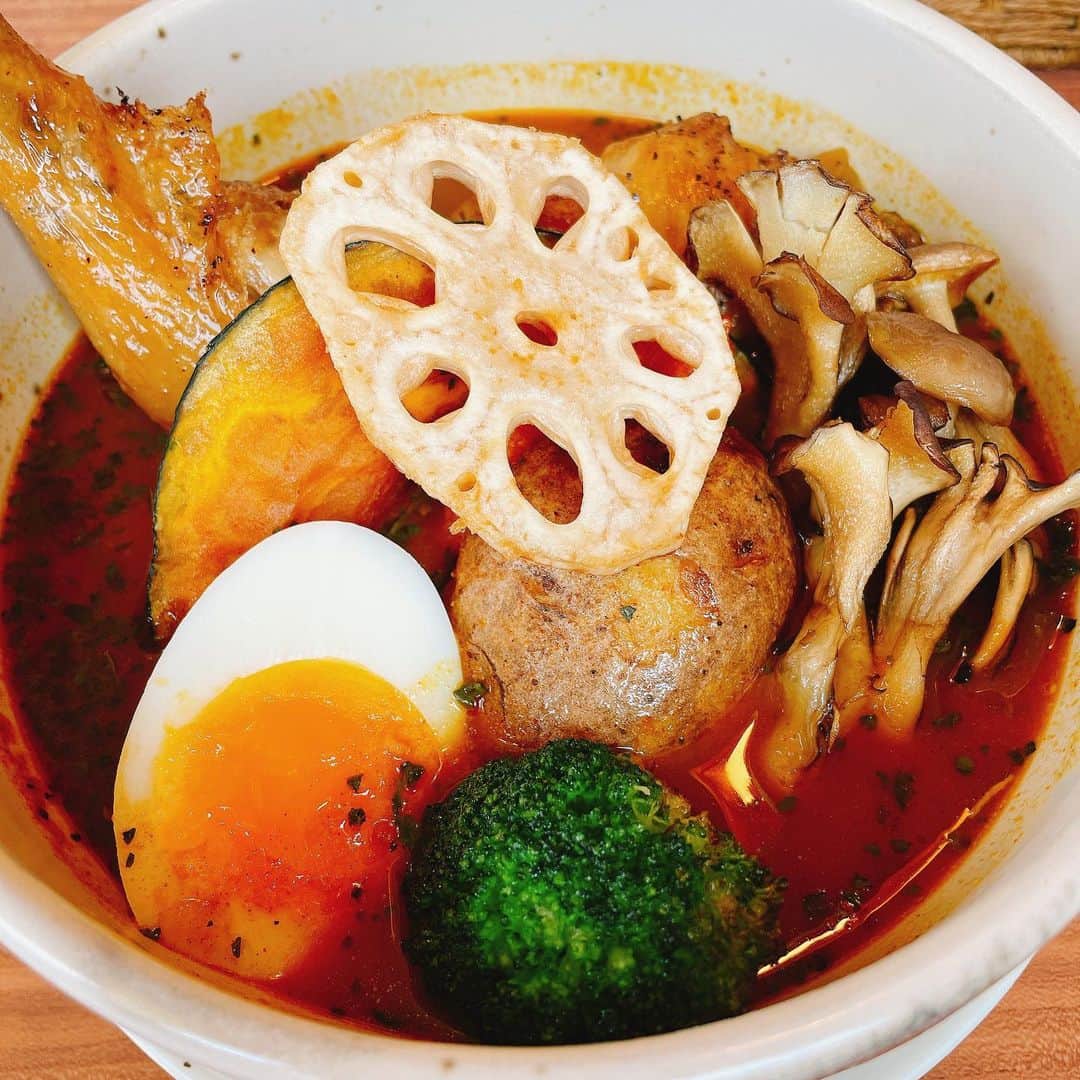 脇田唯さんのインスタグラム写真 - (脇田唯Instagram)「🍛  スープカレー食べたくて！ 新しい？お店へ。 家族で行ってきたよ🥕  チキンの焼き方好みでした。 おいちかったよ！  #ピリコ #スープカレー札幌  #スープカレー  #脇田唯」5月13日 13時44分 - post_yui